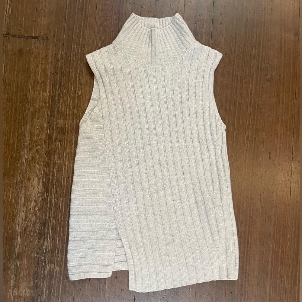 Vince Ribbed Sleeveless Turtleneck Sweater - Light Gray